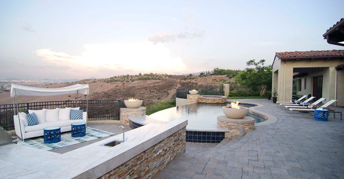 Luxurious outdoor pool design