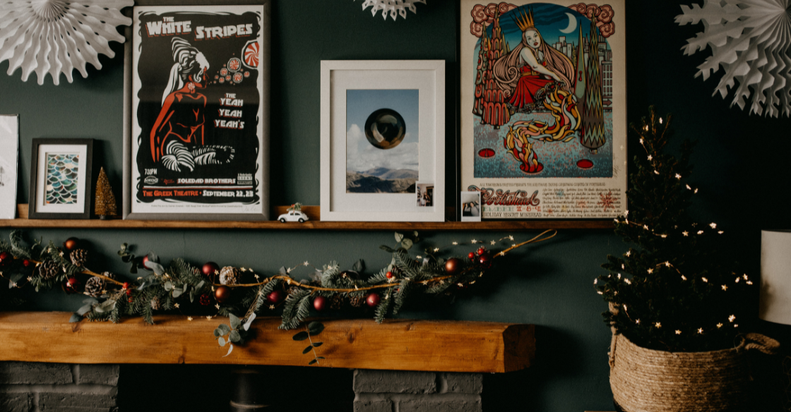 Home with a minimalist holiday garland above the fireplace mantel 